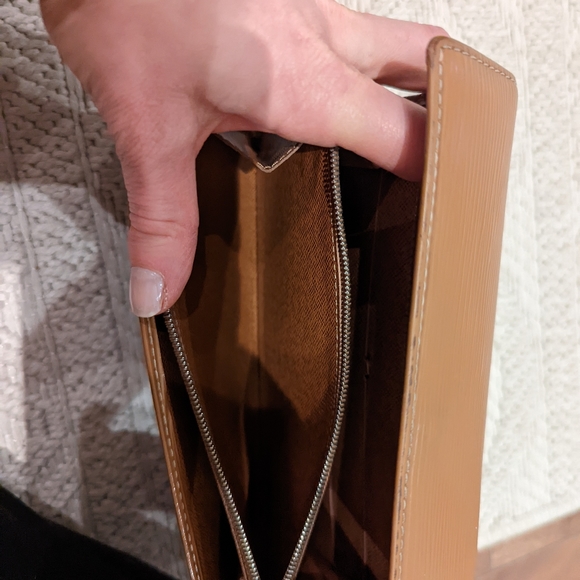 Luis Vuitton Epi Wallet - Picture 13 of 14